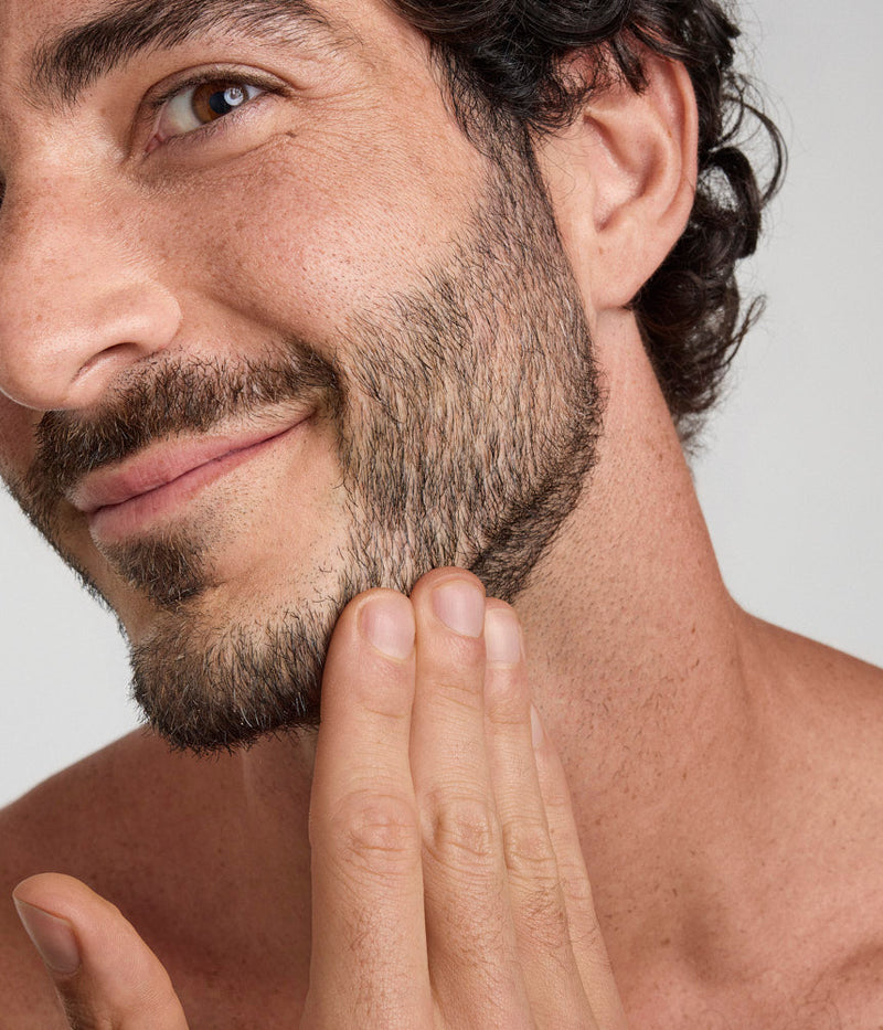 Boutons de barbe et folliculite : quels actifs pour traiter les imperfections liées au rasage ?