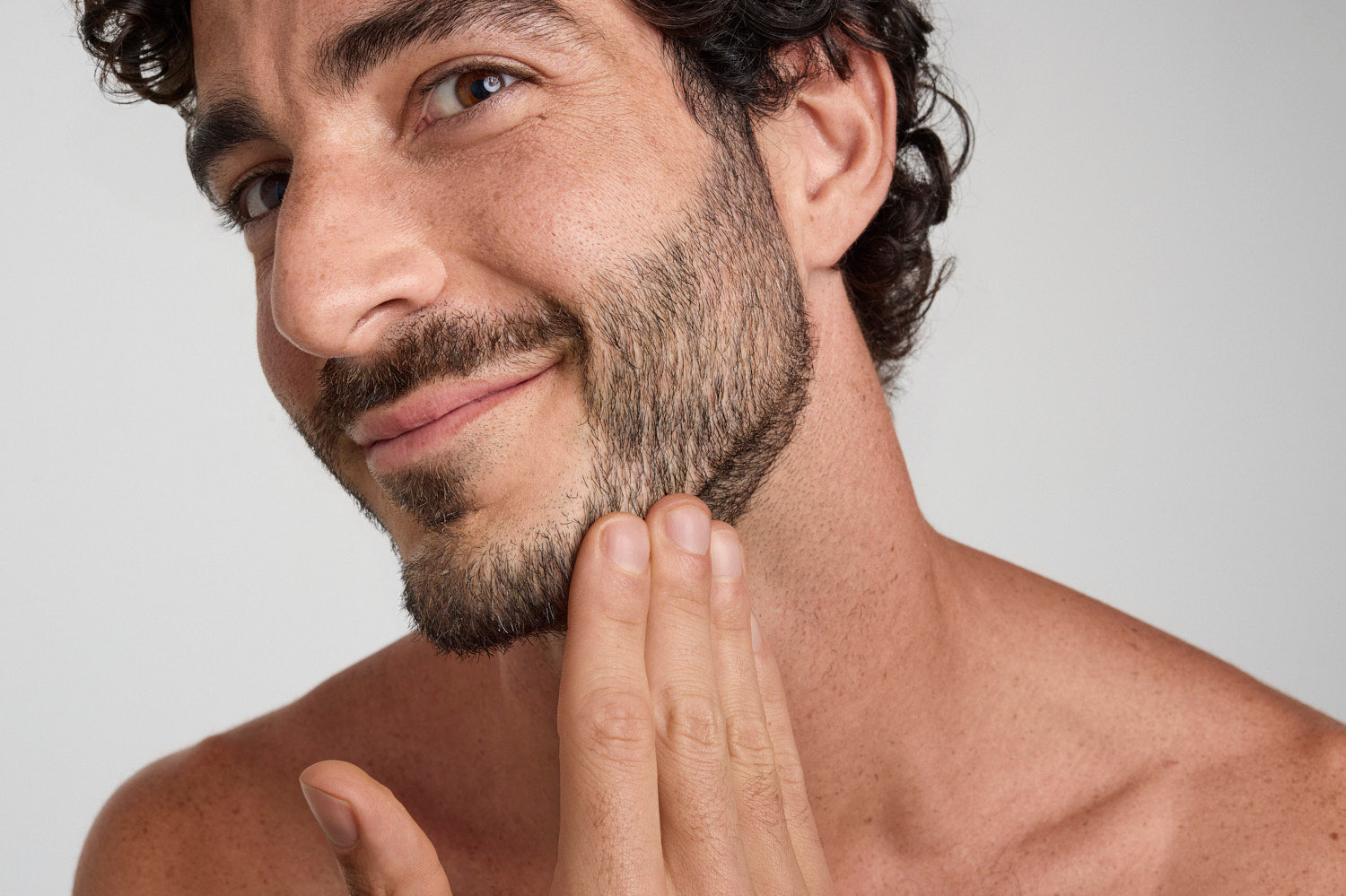 Boutons de barbe et folliculite : quels actifs pour traiter les imperfections liées au rasage ?