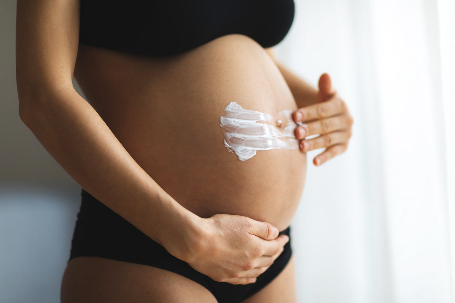 Grossesse et peau : pourquoi l'acide azélaïque est l'actif allié des futures mamans