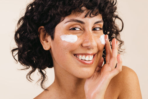 Actifs anti-taches : lequel choisir selon votre type de peau et vos taches ?