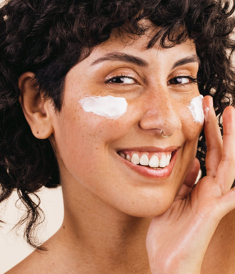 Actifs anti-taches : lequel choisir selon votre type de peau et vos taches ?